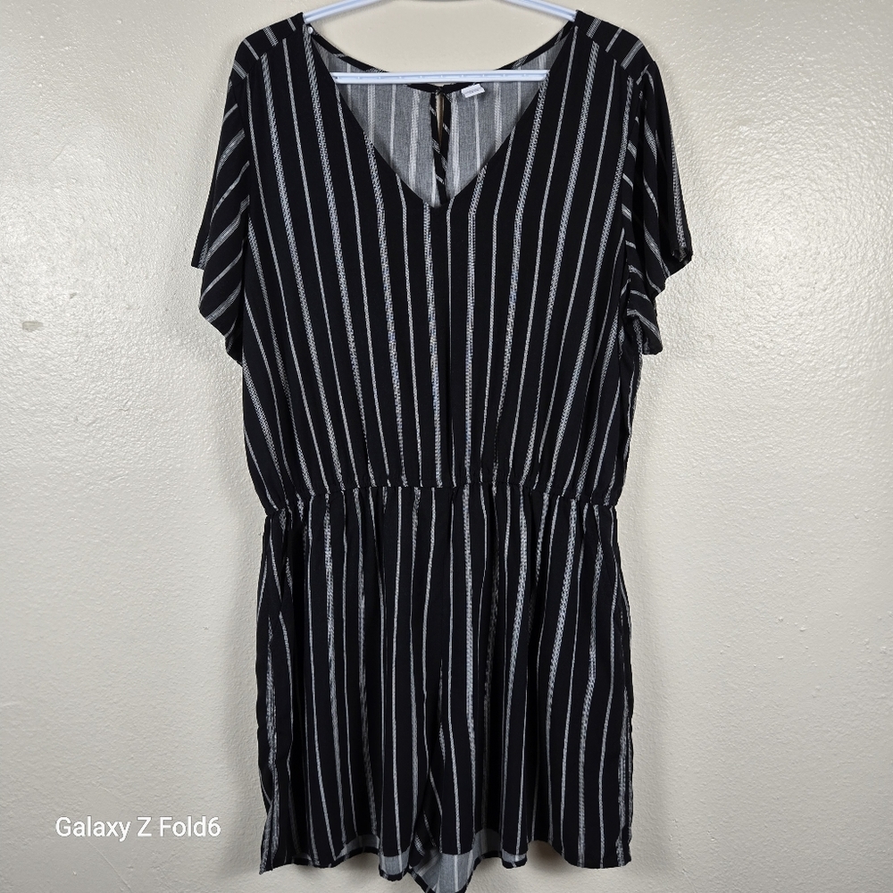 Old‎ Navy Black White Striped V-Neck Romper XL Short Sleeve 100% Rayon One Piece
